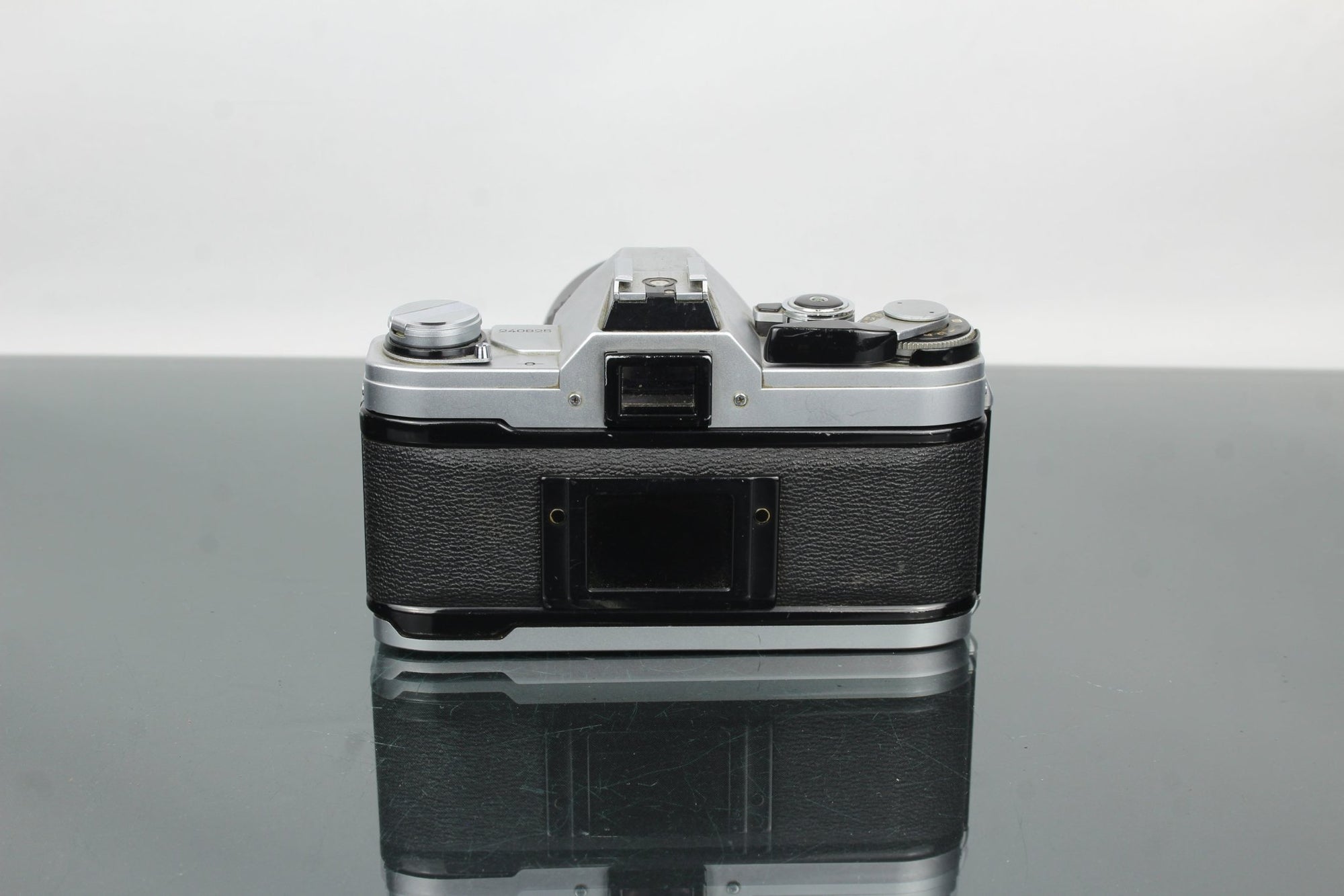 Canon AT - 1 + Viabrillant MC 135mm f/2.8 lens (FD mount) - Dutch|Thrift