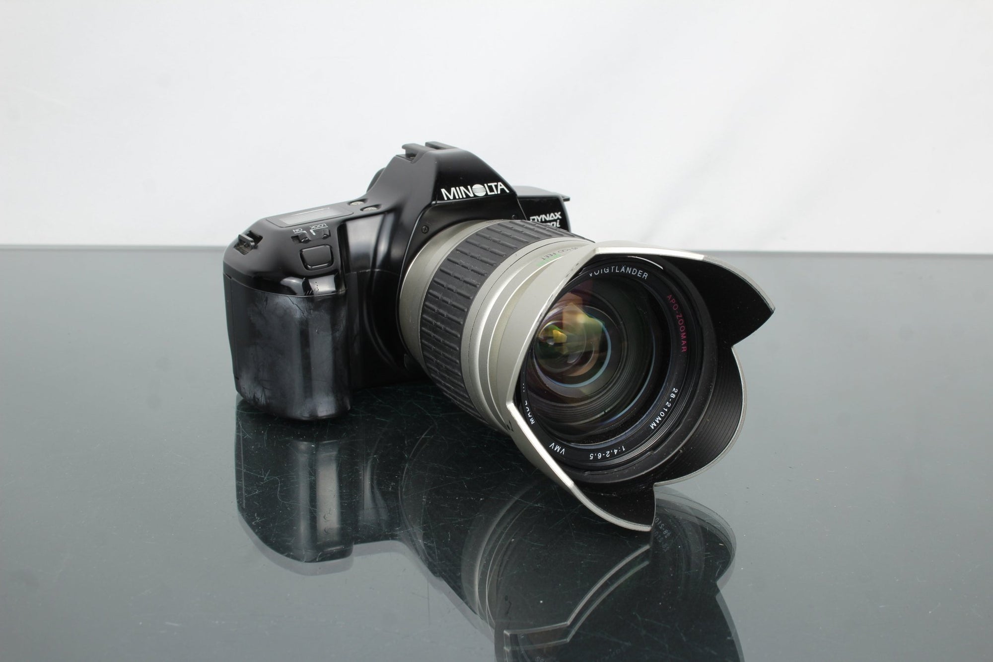 Minolta Dynax 3000I + VoigtLänder 28 - 210mm 1:4,2 - 6,5 lens - Dutch|Thrift
