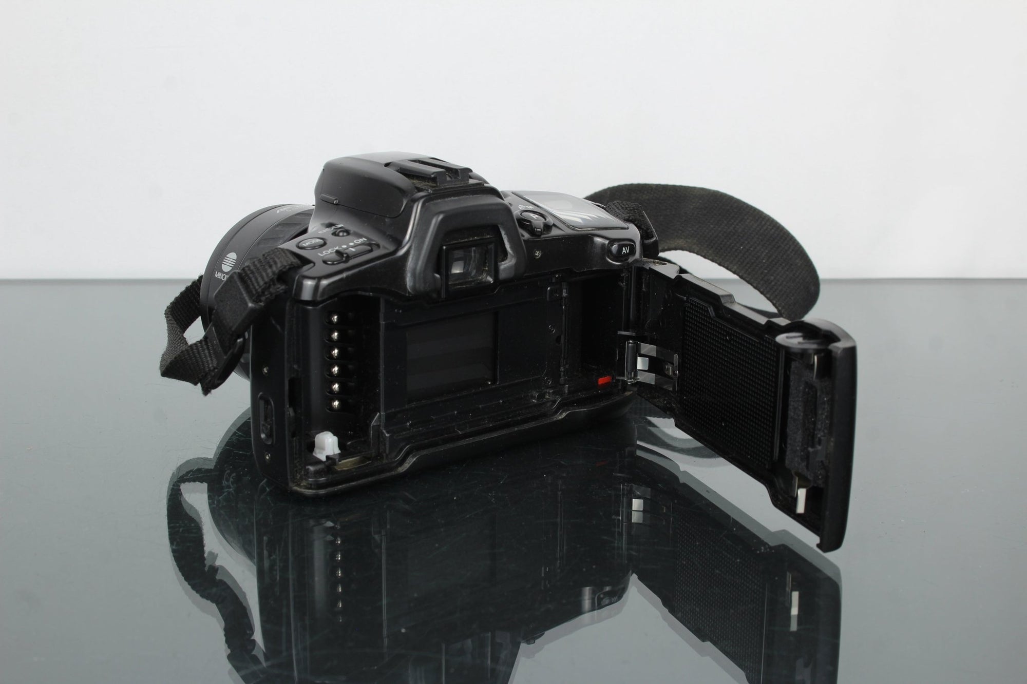 Minolta Dynax 500SI + Minolta AF Zoom 35 - 70MM 1:3.5 - Dutch|Thrift
