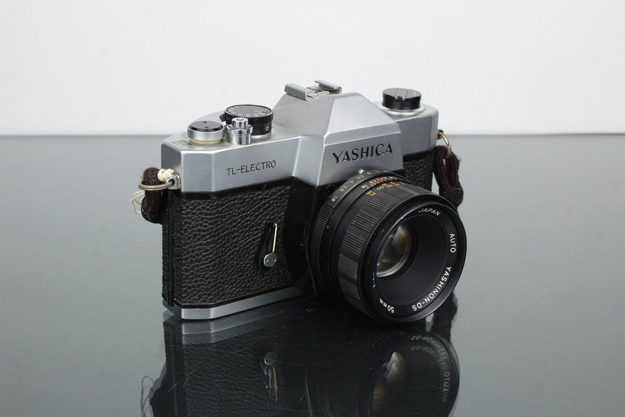 Yashica TL - electro + 50mm 1:1.9 Yashica lens - Dutch|Thrift